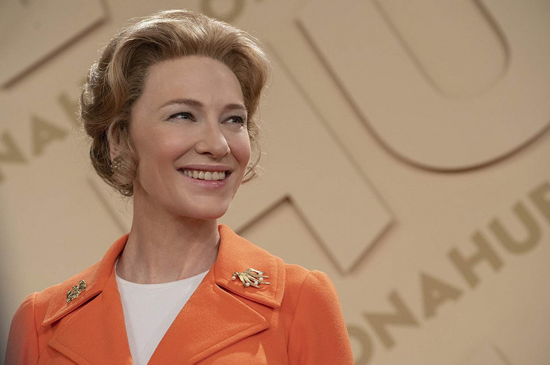 Cate Blanchett w scenie z serialu "Mrs. America"