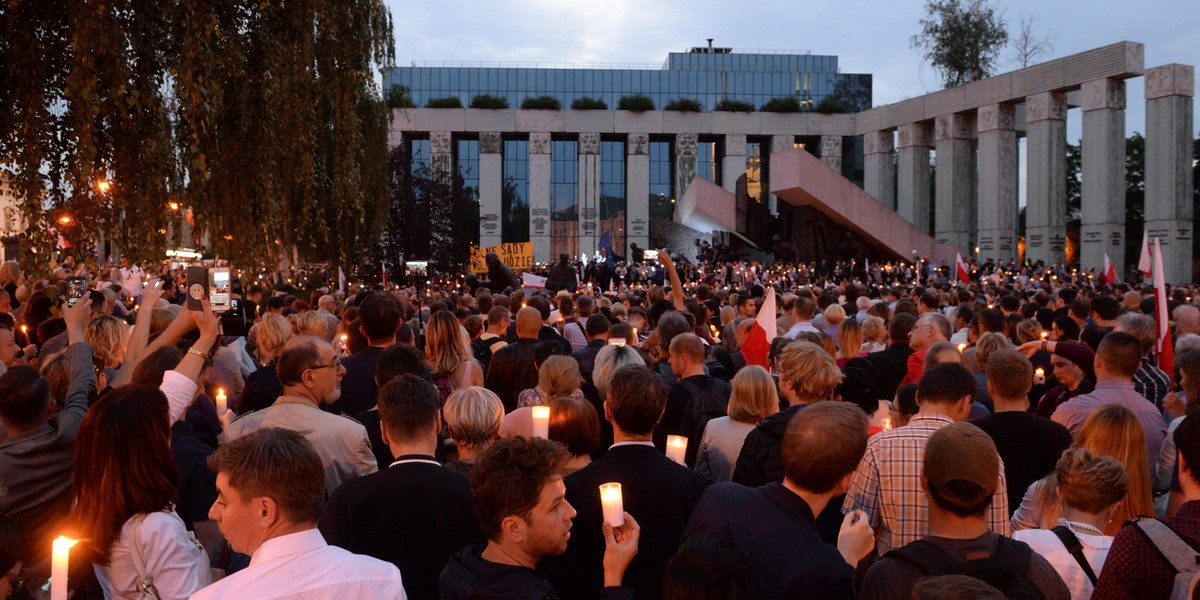 Kolejne protesty w stolicy. "Łańcuch Światła" pod Sądem Najwyższym