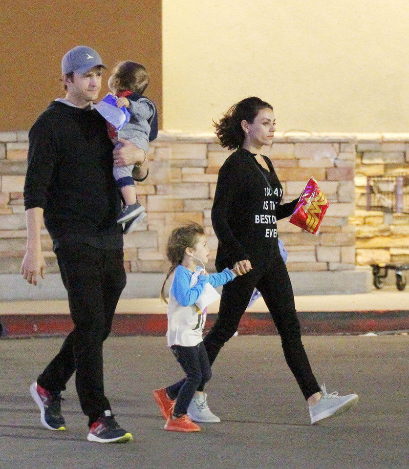 Ashton Kutcher i Mila Kunis z dziećmi