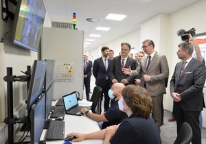 Predsednik Srbije Aleksandar Vucic posetio je danas u Pancevu najsavremeniji inzenjerski centar u fabrici ZF 