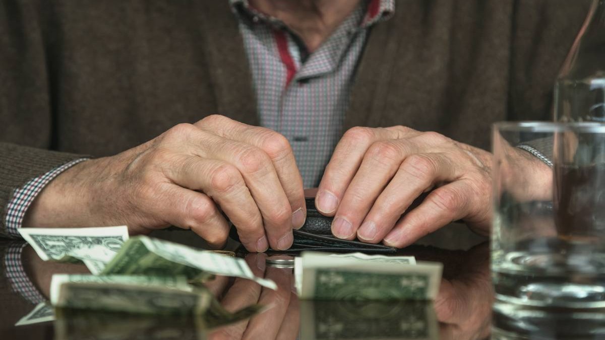 Un bătrân de 90 de ani a rămas fără economiile de-o viață după ce a primit în casă o tânără ca să o ajute, în Iași