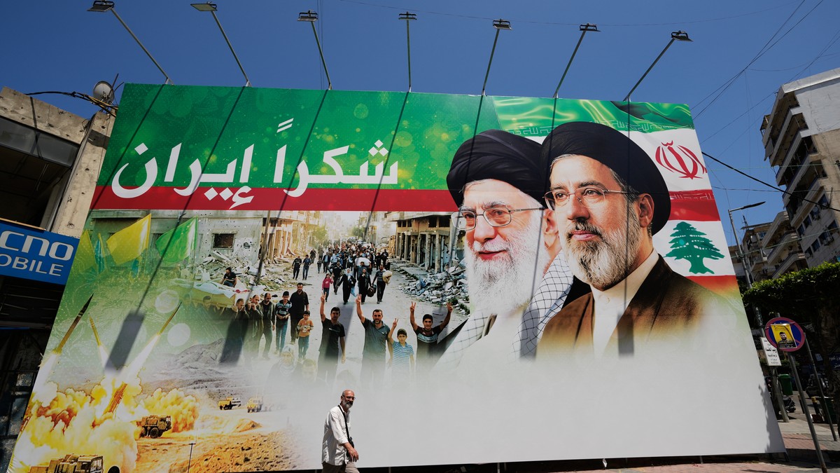 Bilbord na kojem su pokojni iranski lider ajatolah Ali Hamnei i iranski vrhovni vođa ajatolah Modžtaba Hamnei u Dahijehu, južnom predgrađu Bejruta, Liban