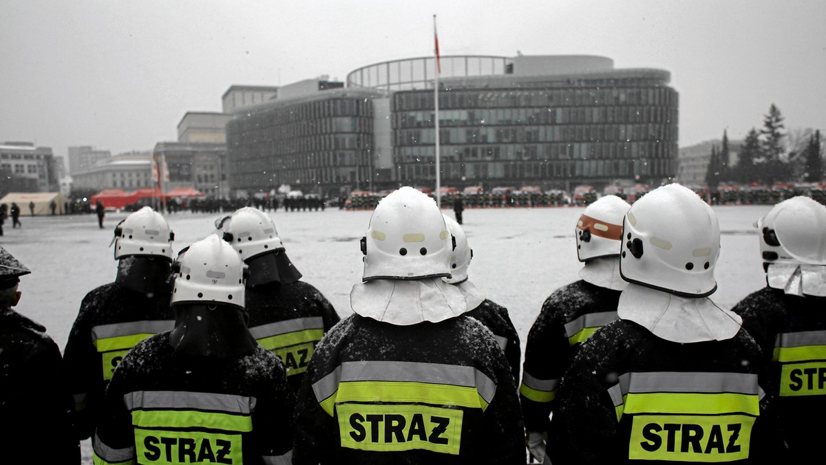 W północnej części Wrocławia doszło do awarii numerów alarmowych: na policję, straż pożarną i na pogotowie ratunkowe. Nie działały również numer alarmowy 112 - informowała TVN24. Awaria dotyczyła obszaru, na którym mieszka około 50 tys. wrocławian. W tej chwili udało się naprawić usterkę.