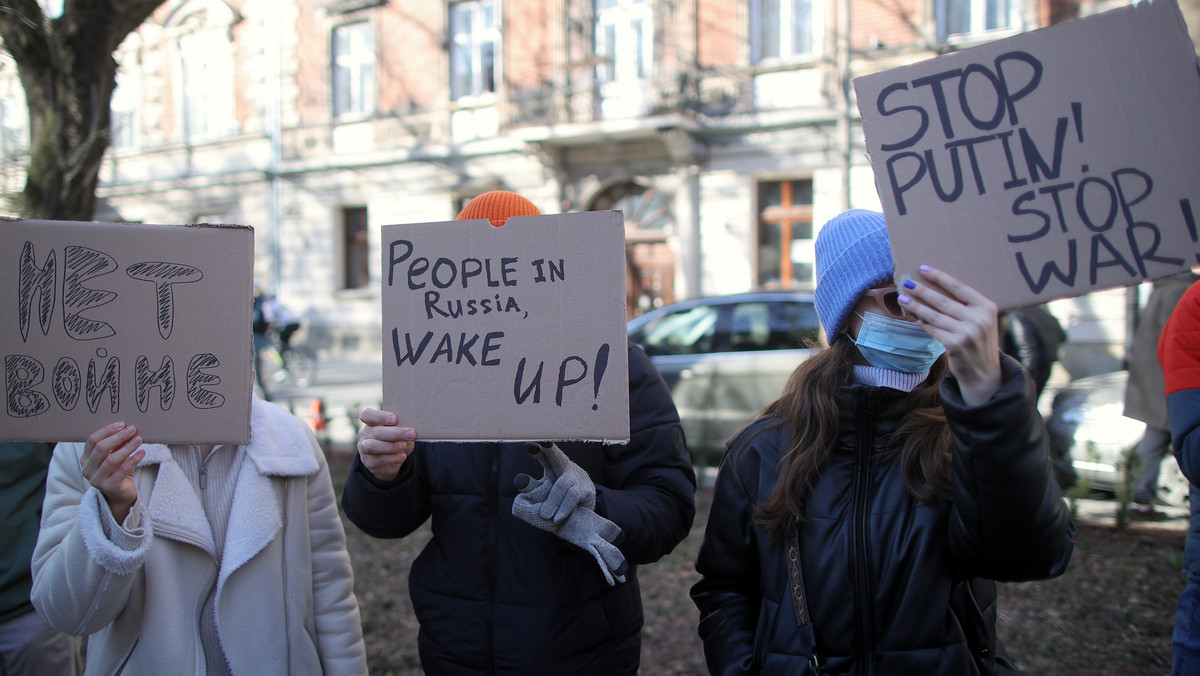 Demonstracja poparcia dla Ukrainy pod siedzibą Konsulatu Rosji w Krakowie