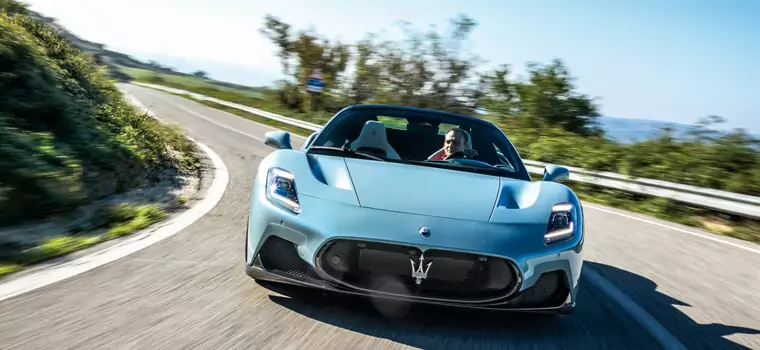 Tak jeździ Maserati MC20 Cielo, najbardziej włoski z muscle carów