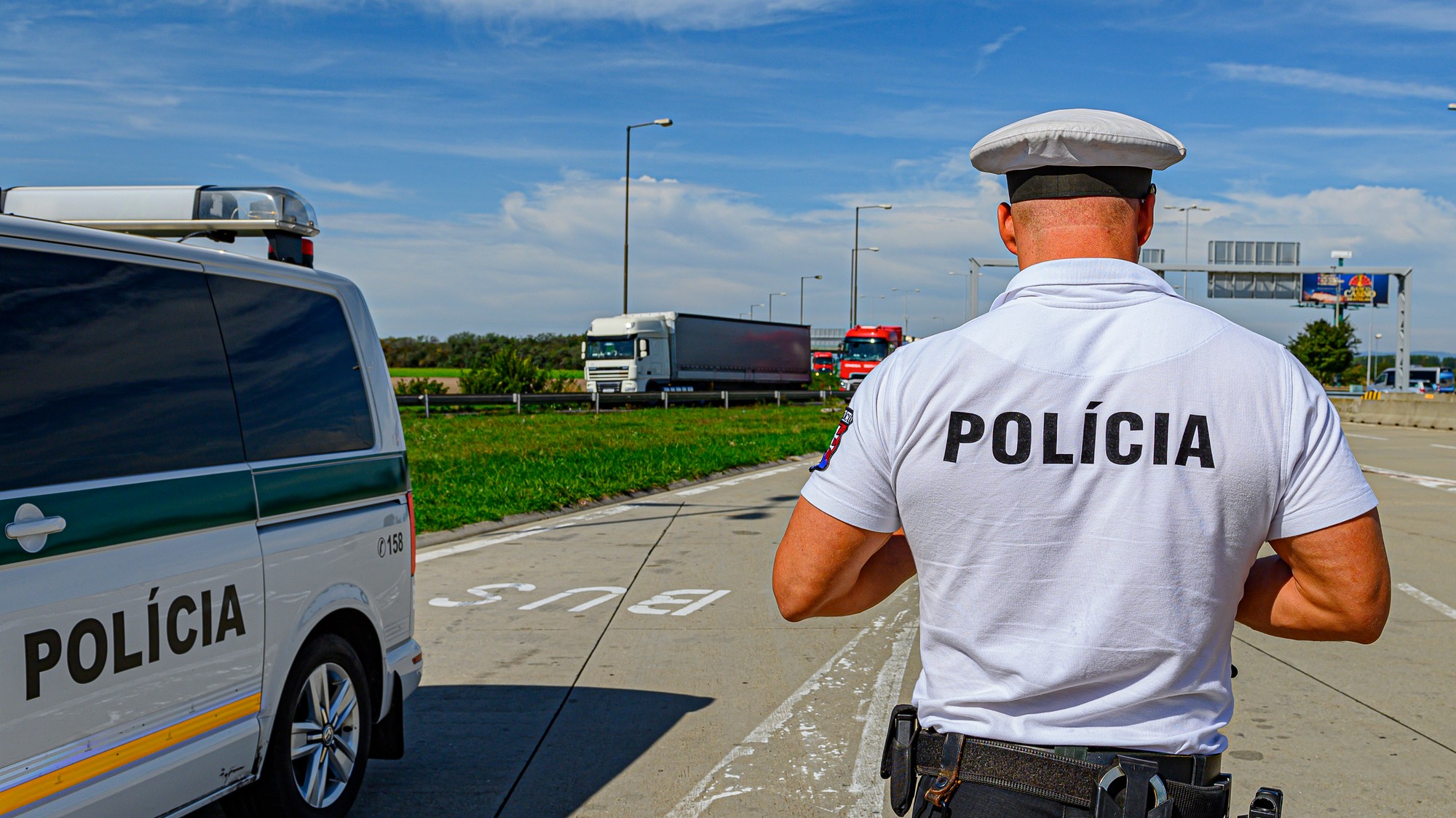 Dopravný policajt pri kontrole priestupkov v cestnej premávke, ilustračné foto