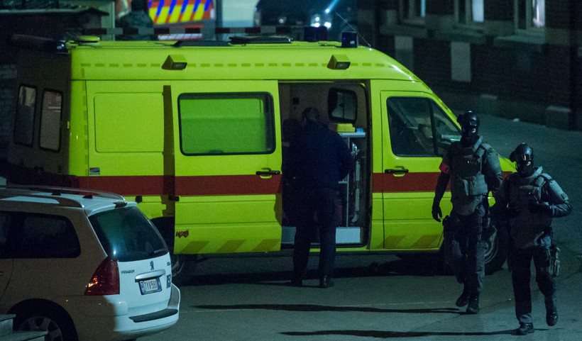 Belgijska policja wspierana przez wojsko i siły specjalne otoczyła po południu jeden z domów w imigranckiej dzielnicy Molenbeek