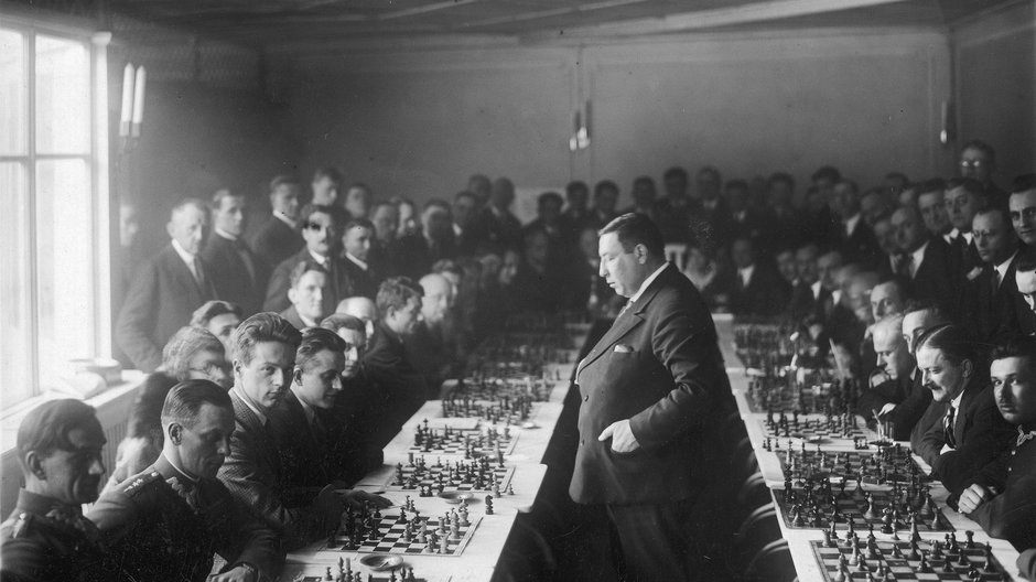 Akiba Rubinstein podczas symultany szachowej z 25 szachistami. Rok 1931