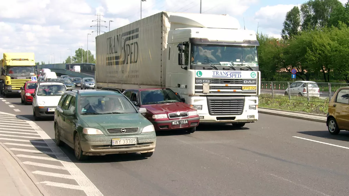 Uwaga, ciężarówka! Czyli - Duży widzi mniej!