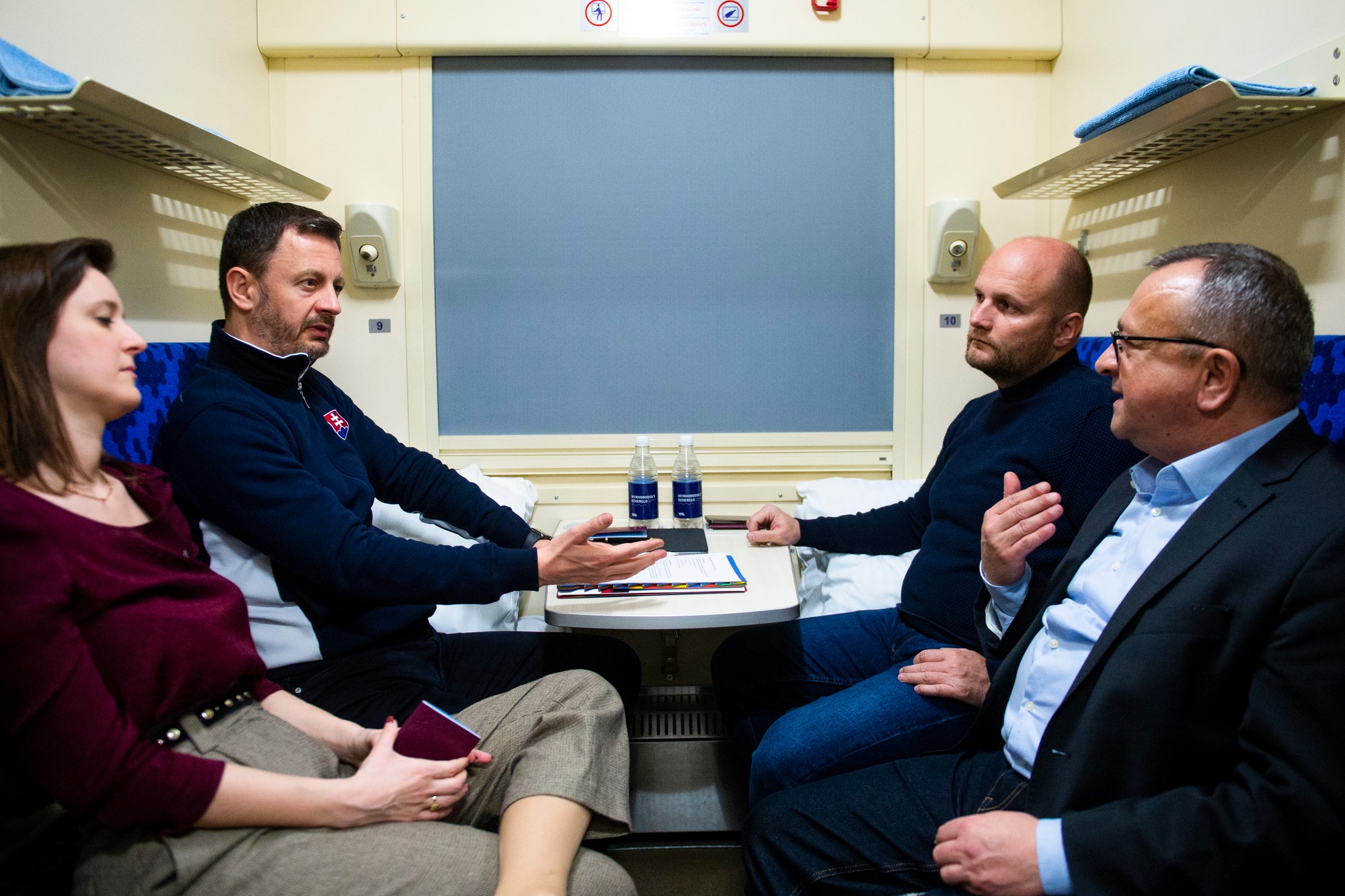 Poradkyňa predsedu vlády SR pre európske záležitosti Ľubica Karvašová, dočasne poverený predseda vlády SR Eduard Heger, dočasne poverený minister obrany SR Jaroslav Naď, poradca predsedu vlády a odborník na Ukrajinu Alexander Duleba počas cesty vlakom do Kyjeva.