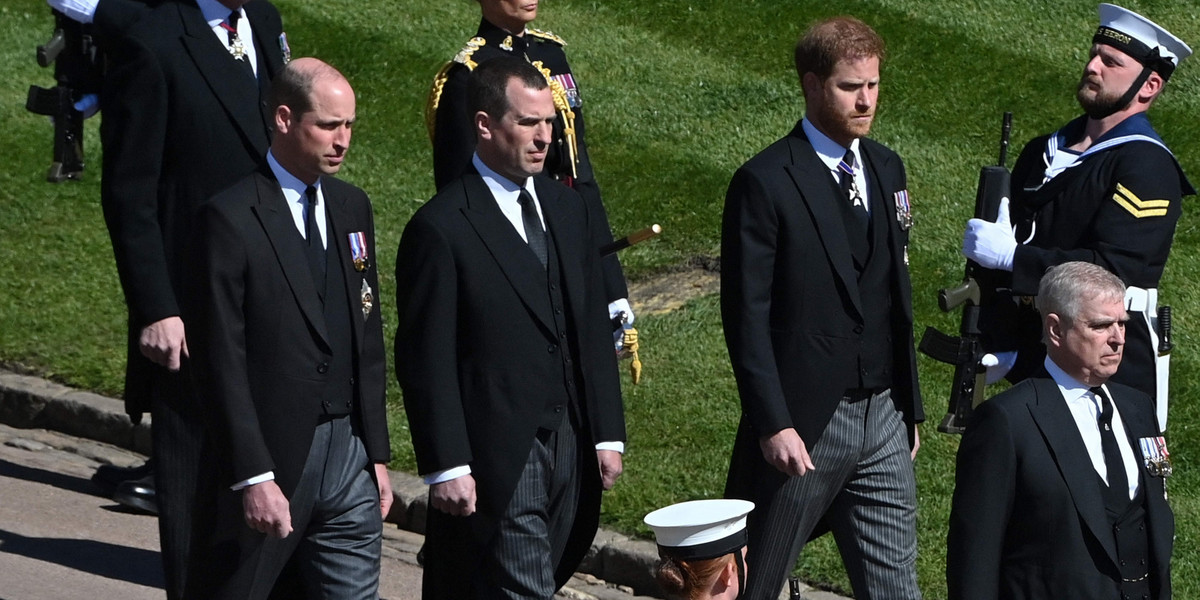 Najstarszy wnuk królowej Elżbiety II szedł między Williamem a Harrym na pogrzebie Filipa. Kim jest Peter Phillips?