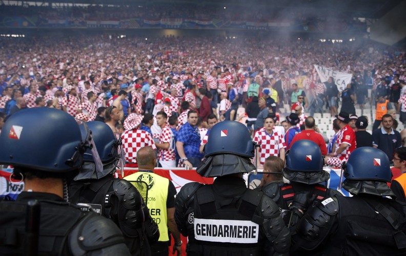 Najpierw Anglicy i Rosjanie, teraz Chorwaci. Kolejni kibice zakłócili mecz Euro 2016