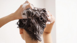 Prezenterka przyznała, że myje włosy co kilka dni. Czy to higieniczne? Eksperci wyjaśniają