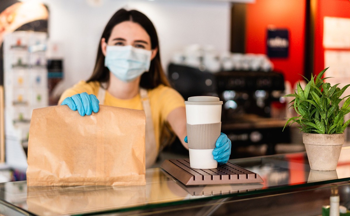 Od 1 stycznia 2024 r. będą opłaty za plastikowe kubki i opakowania