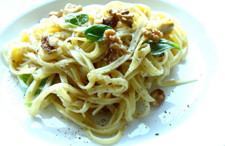 Orzechowe tagliatelle alla carbonara, fot. www.facetikuchnia.com.pl