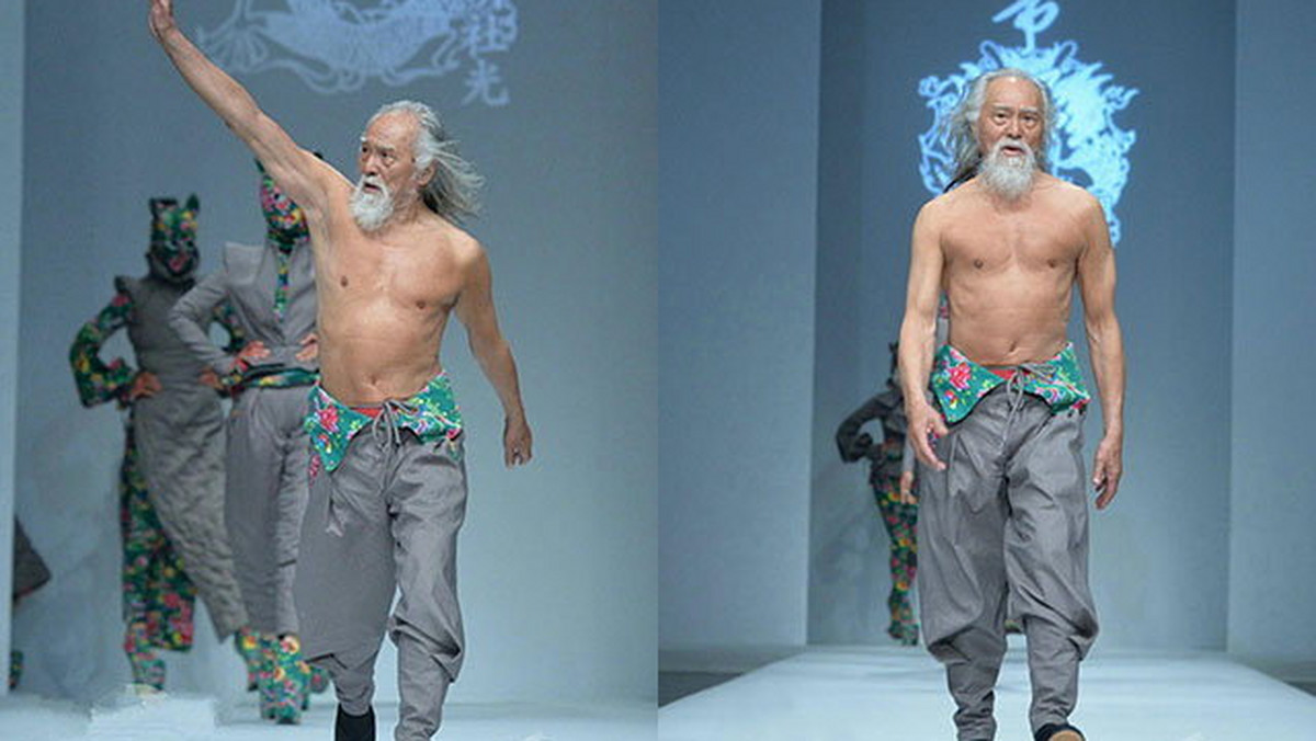 Wang Deshun to 79-letni chiński aktor, który zdecydował się wystąpić na wybiegu podczas "China Fashion Week". Mężczyzna dumnie prezentował projekty ubrań na sezon jesienno-zimowy 2016.