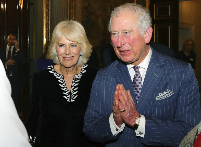 Książę Karol wykonuje gest "namaste" (na zdjęciu z ze swoją żoną, księżną Camillą)