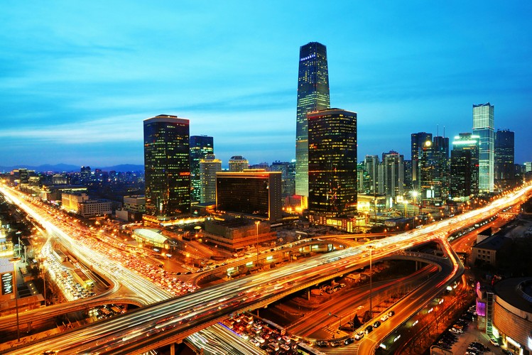 Choć w Chinach istnieje mnóstwo małych firm, to nie spotkamy tu wielkich innowacyjnych korporacji. Ze statystyk przytoczonych przez serwis „Business Insider” wynika, że 9 na 10 największych eksporterów nowych technologii z Państwie Środka, to firmy zagraniczne. Ucieczka kapitału  jest zrozumiała, choćby ze względu na strach przed wszechobecnym aparatem państwowym, który przez lata  nie uznawał prawa do własności prywatnej. Chiński system finansowy znajduje się  dziś przede wszystkim w rękach państwa. Chiny wciąż mogą osiągnąć wielki sukces, ale tylko przez kompleksową, a przy tym potencjalnie destabilizującą reformę swoich politycznych i finansowych instytucji.