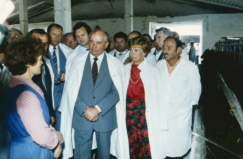 Michaił Gorbaczow i Raisa Gorbaczowa z wizytą w zakładzie pracy. Lata 80.