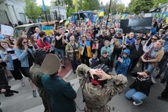 'Rossija, idi na ch...'. Marsz antywojenny przeszedł przez Warszawę