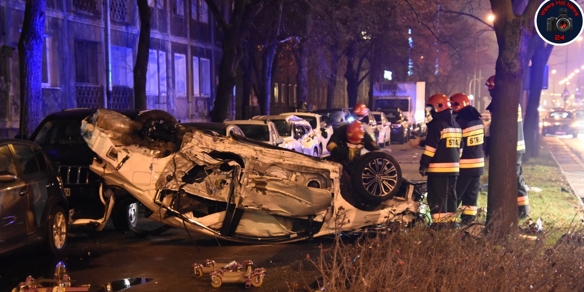 Groza na jednej z głównych ulic Warszawy. Auto dachowało