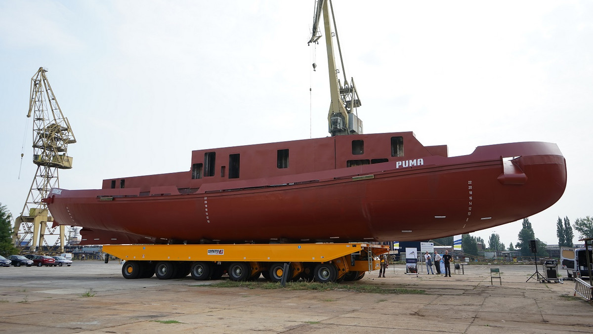 W Szczecinie zatwierdzono protokół zakończenia budowy stalowego kadłuba lodołamacza czołowego oraz jego aluminiowej nadbudówki. Jednostka jest pierwszą z czterech, które buduje Morska Stocznia Remontowa Gryfia w Szczecinie, a które będą służyły na dolnej Wiśle. W sieci pojawiły się zdjęcia i informacje, jakoby jednostka była... sklejona taśmą.