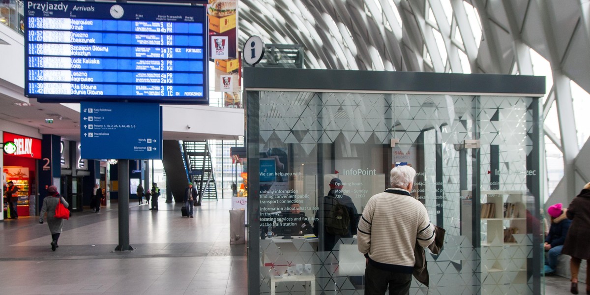 Na polskie dworce wracają punkty informacji kolejowej. Pierwszy z nich otwarto w Poznaniu.