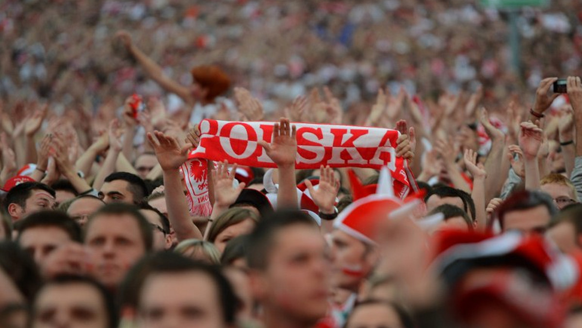 Chyba jeszcze nigdy w historii Polska i jej problemy nie były tak szeroko opisywane przez zagraniczne media. Choć w ostatnim miesiącu, dzięki Euro 2012, pisano między innymi o problemach z rasizmem na naszych stadionach, niedokończonych drogach, zamieszkach kibiców i ich pijaństwie, to na pierwszy plan wysunęła się cudowna atmosfera podkreślana przez zagraniczną prasę, a także ogromne zmiany jakie dokonały się w Polsce. Jak przez ostatni miesiąc pisano o nas na świecie?