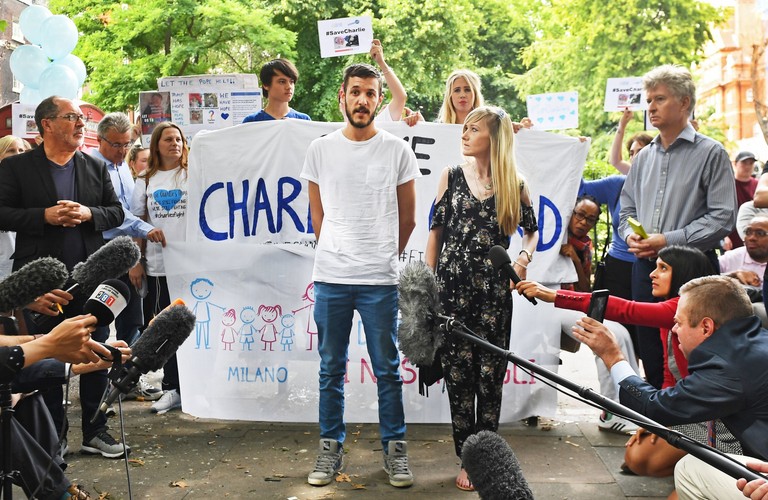 CHARLIE GARD UMIERA, RODZICE WALCZĄ O JEGO ŻYCIE
