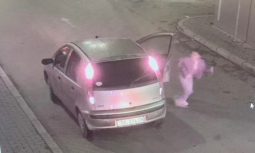 Devojčica istrčava iz automobila