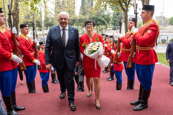 Mandić dočekao Martu Kos sa buketom: Glasanje za izmene Ustava nije stvorilo pobednike i poražene (FOTO)