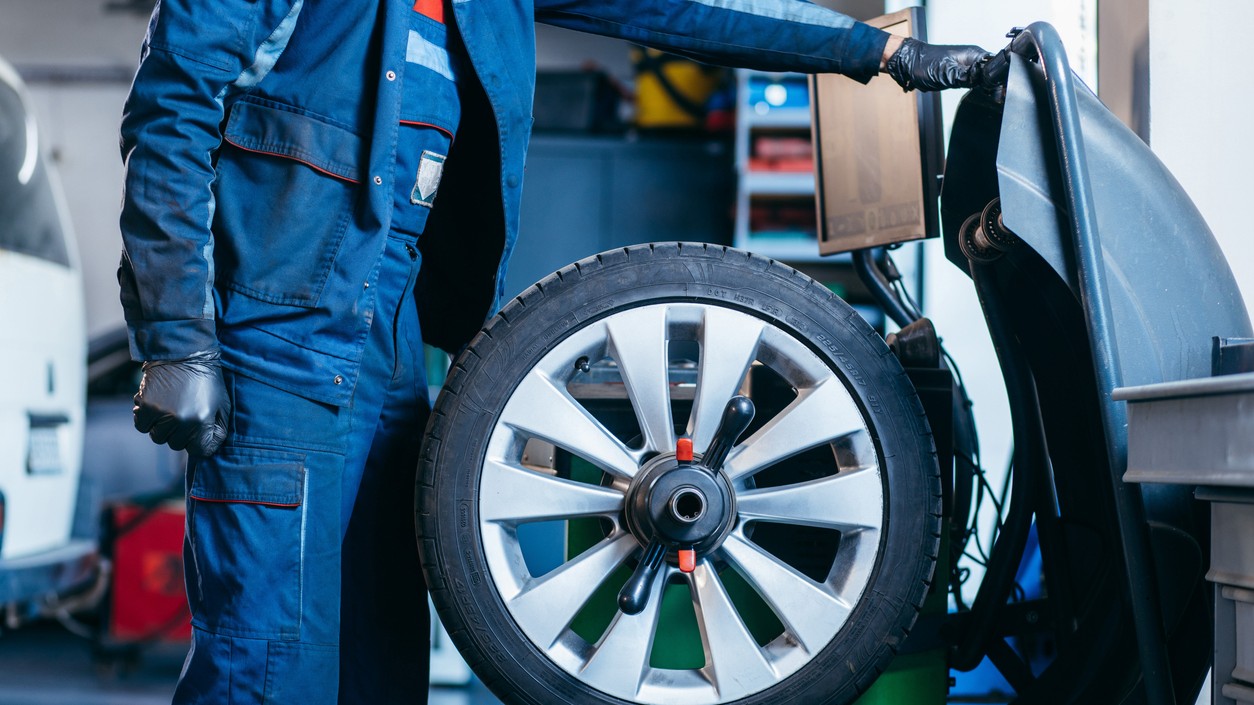 Volant sa trasie, no kolesá sú vyvážené? Na vine je „tvrdá“ pneumatika!