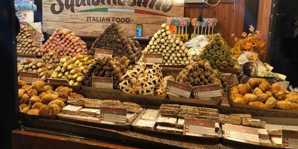 Na wrocławskim jarmarku można dostać włoskie cannoli.