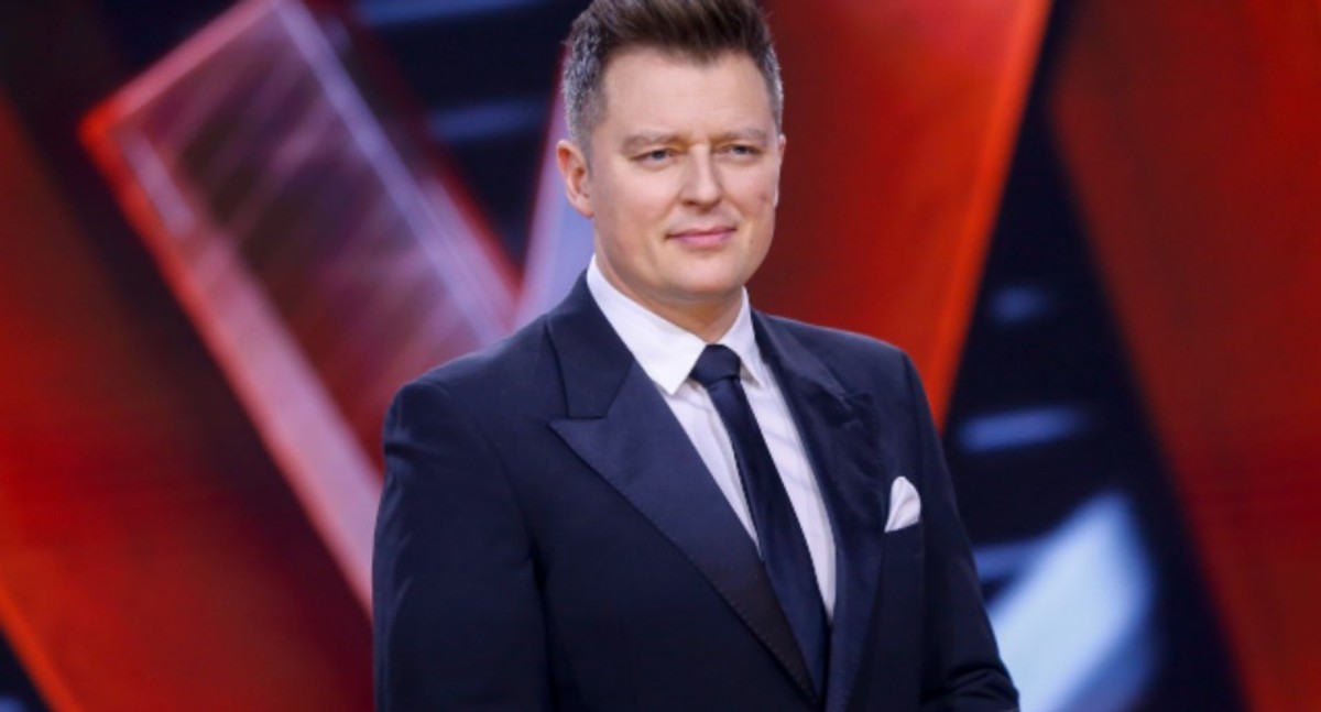 Rafał Brzozowski zyskał popularność jako prowadzący programy "Jaka to Melodia?" i "The Voice Senior"