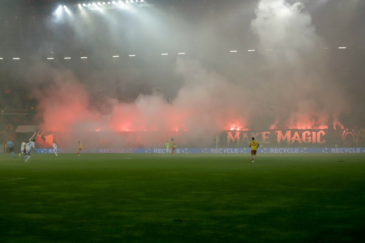 Kibice Jagiellonii podczas meczu z Molde odpalili race