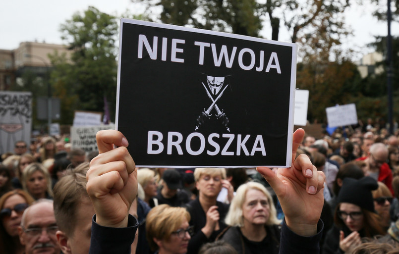 Manifestacja zorganizowana przez inicjatywę "Ratujmy kobiety" przed Sejmem.