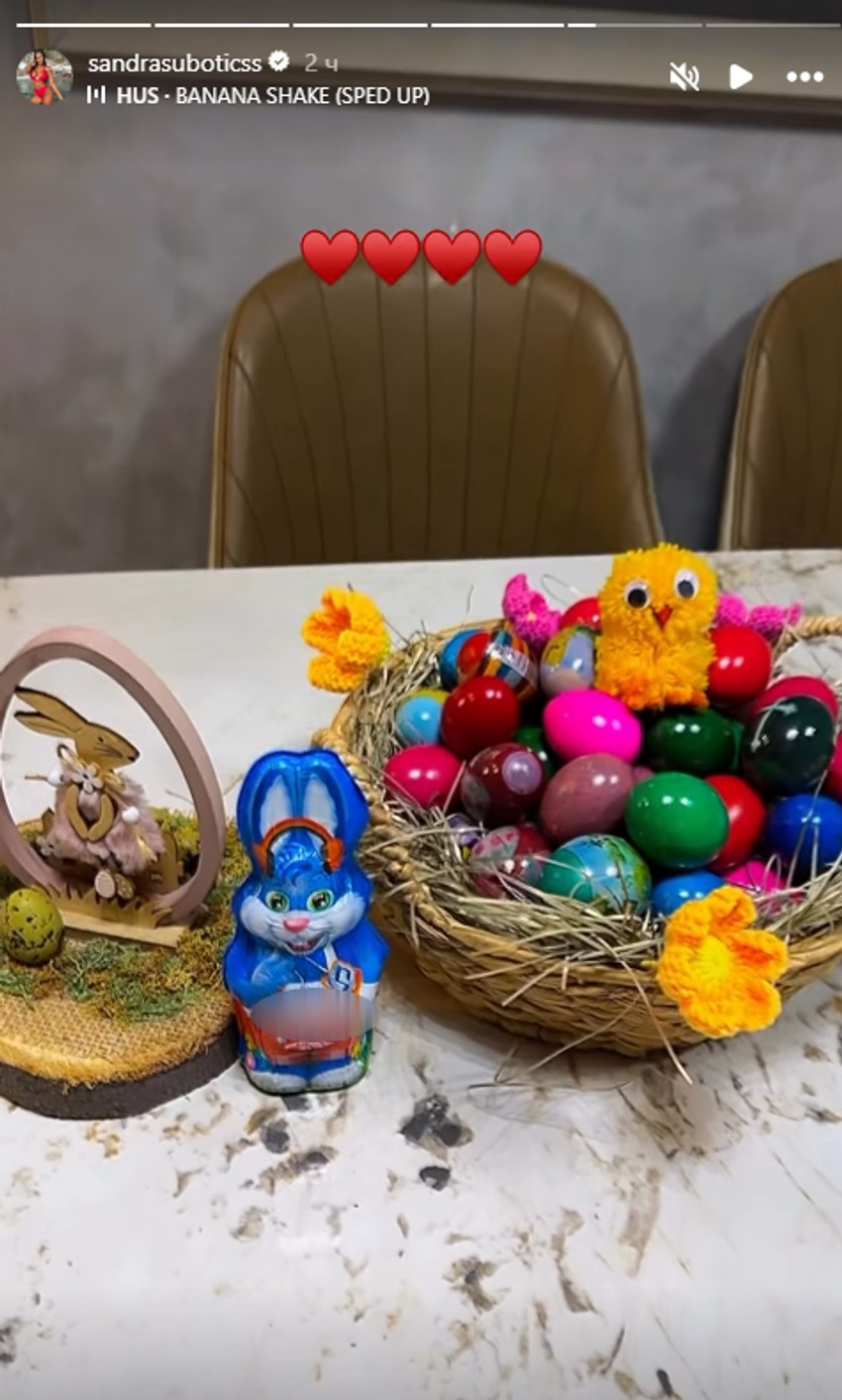 Žuto pile, zec i jaja u svim mogućim bojama: Aleksandra pokazala trpezu