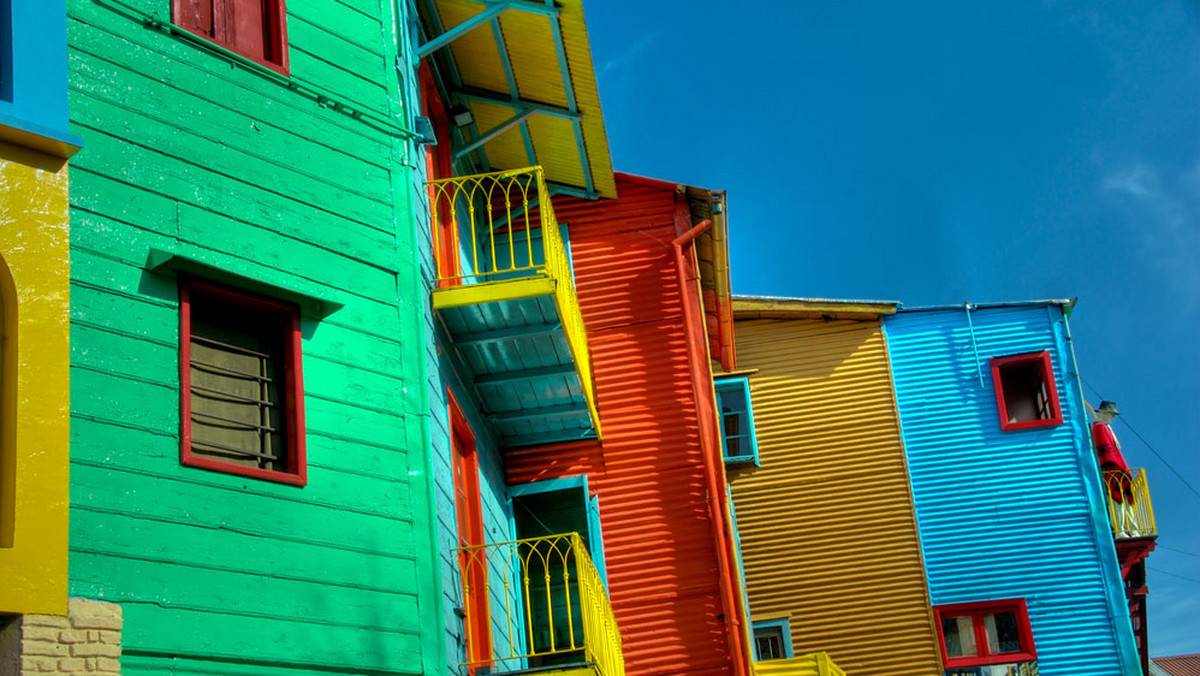 Buenos Aires jest miastem układanką. Polepionym ze specyficznych dzielnic zamieszkałych i ukształtowanych przez imigrantów z Europy. Jedną z takich dzielnic jest La Boca, robotnicza portowa enklawa z kolorowymi domami i artystycznym klimatem.