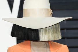 Razvodi se pevačica koju prati ZLA KOB, a samo što je dobila dete sa mužem: Prvi dečko joj POGINUO, otac ju je zlostavljao, a iz pakla poroka jedva izvukla živu glavu