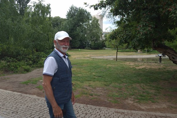(FOTO) MARINKO (73) IZ NOVOG SADA U PENZIJI POSTAO FOTO MODEL Od izbeglištva do svetske slave: "Zaradio sam pola mesečne plate za 2 sata, a mislio sam da je prevara"