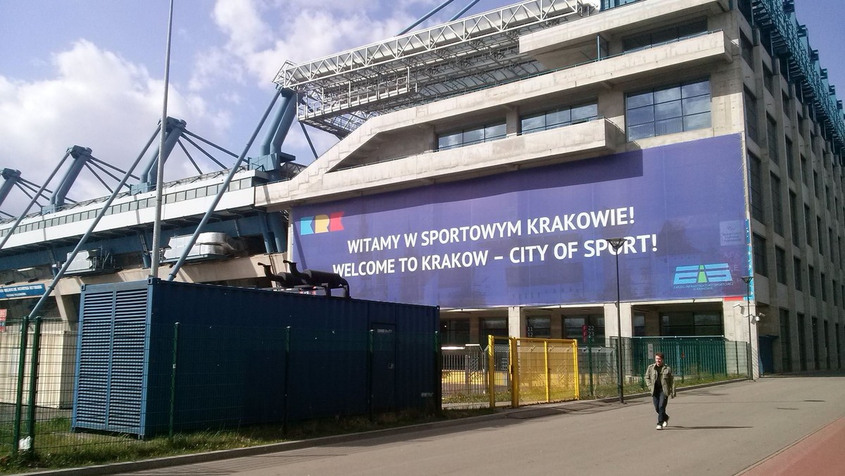 Dzisiejsza „Gazeta Krakowska” - piórem Dawida Serafina oraz Piotra Rąpalskiego – doniosła o tym, że epopeja pod nazwą „budowa wiślackiego stadionu przy ul. Reymonta 22” trwa w najlepsze. Tym razem miasto za 6,6 mln złotych musi wykupić prawa do projektu. Bez tego nie można przeprowadzić niezbędnych modernizacji i poprawić tego, co jest do poprawy.