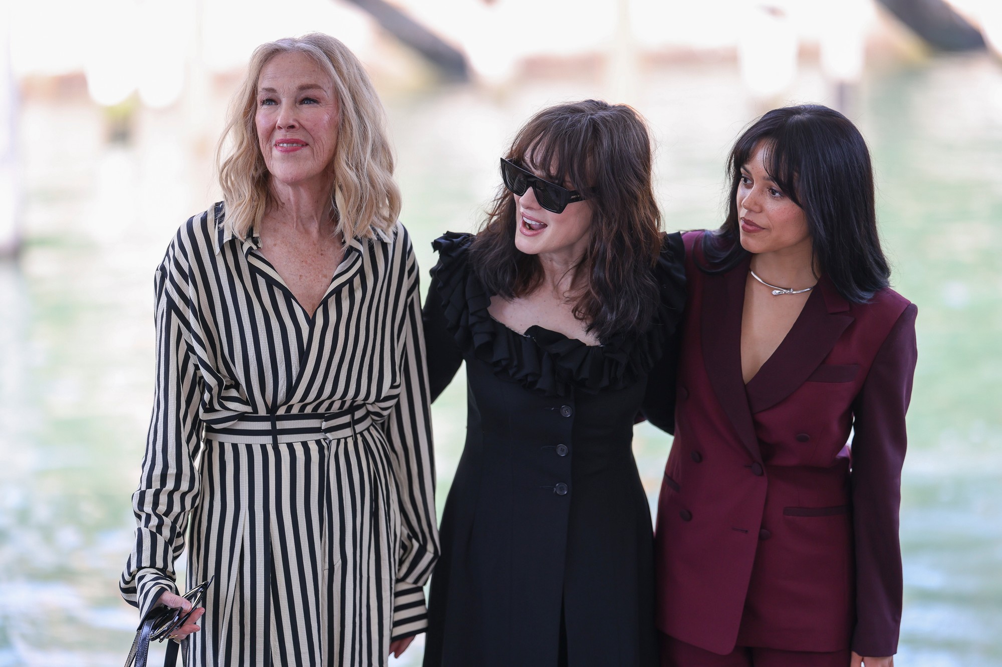 Herečky Catherine O'Hara, Winona Ryder a Jenna Ortega na filmovom festivale v Benátkach.