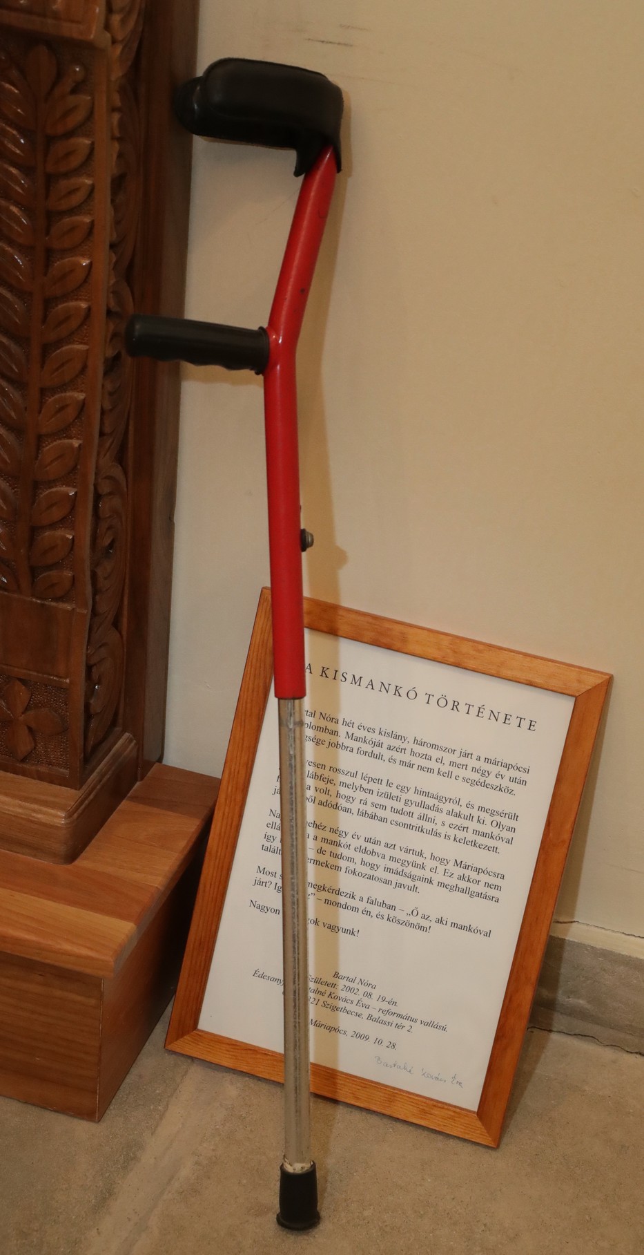 Nóra mankóját legutóbbi látogatásukkor a templom múzeumában hagyták, hogy ez adjon erőt azoknak, akik a gyógyulást várják /Fotó: Grnák László