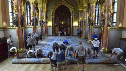 Elkészült az Országház új szőnyege - nem hiszi el, hány millióba fájt! - fotó