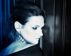 Madeleine Peyroux w niebieskim pokoju z Ray'em Charlesem