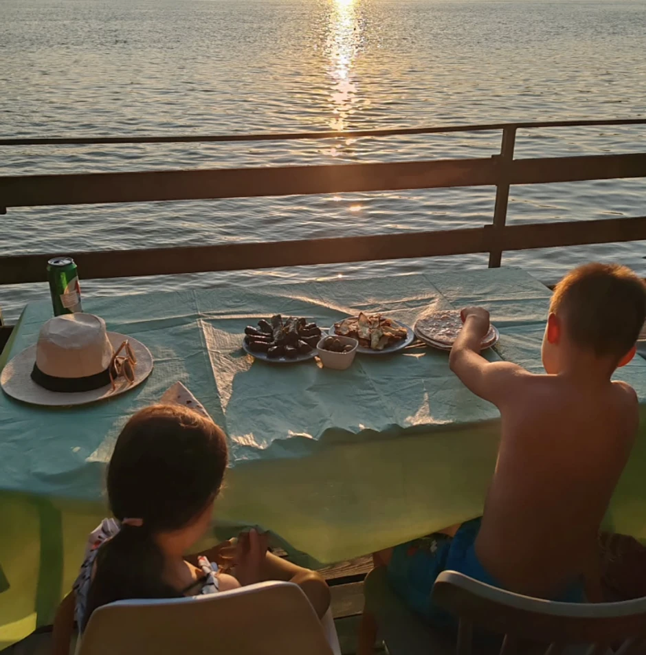 Dinča uživa sa porodicom na reci