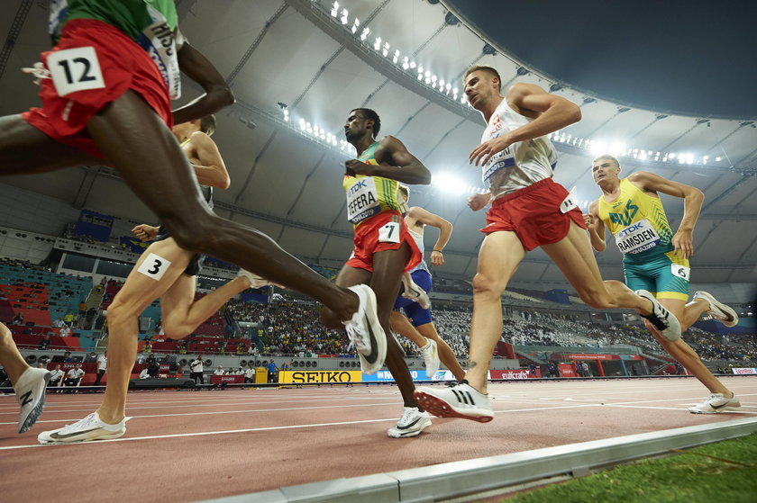 W październiku Lewandowski w finale mistrzostw świata w Katarze zdobył na 1500 metrów brązowy medal