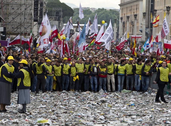 Pielgrzymi i strzegący porządku wolontariusze