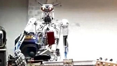 Hihetetlen! Robotok alkotják a metálzenekart - videó!