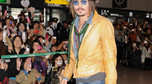 Johnny Depp na lotnisku w Japonii